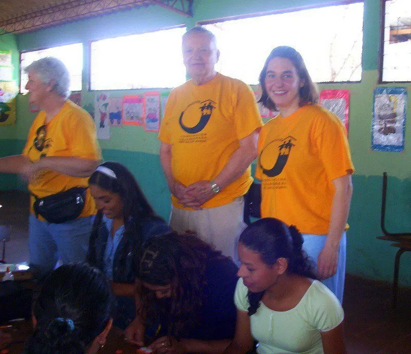 In El Salvador, sharing hands-on teaching activities with rural primary school teachers.