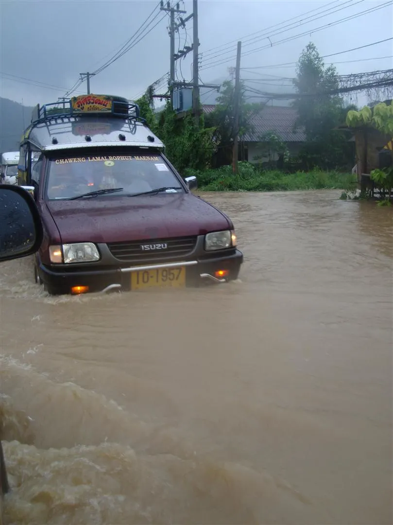 The crazy floods in Koh Samui, Thailand!