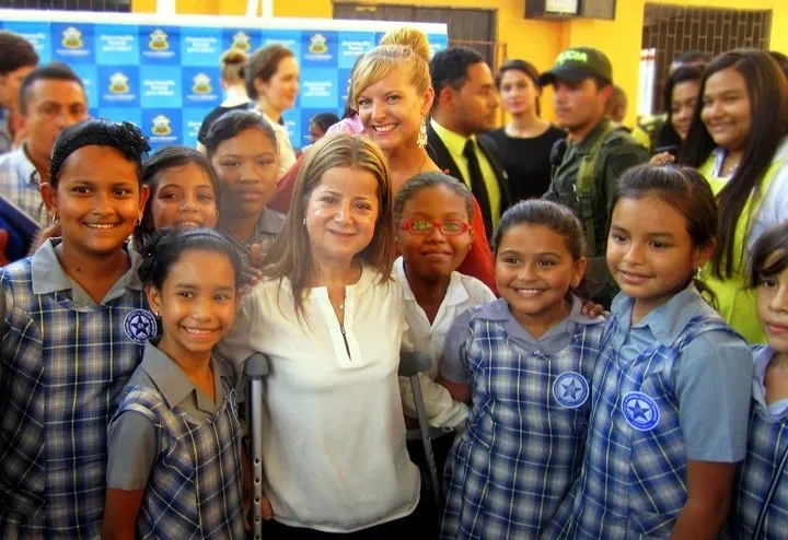 Kate with her 4th grade students from Colegio Distrial Hogar Mariano and the Mayor of Barranquilla, Elsa Noguera.