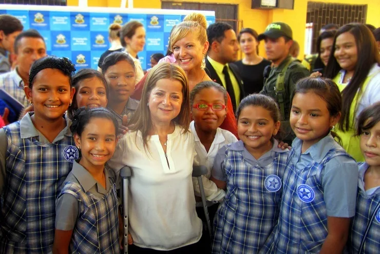 Kate with her 4th grade students from Colegio Distrial Hogar Mariano and the Mayor of Barranquilla, Elsa Noguera.