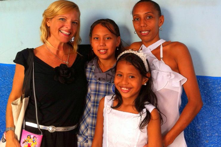 Kate with two of her favorite students (sisters!) and their mother at Colegio Distrial Hogar Mariano in Barranquilla, Atlántico, Colombia.