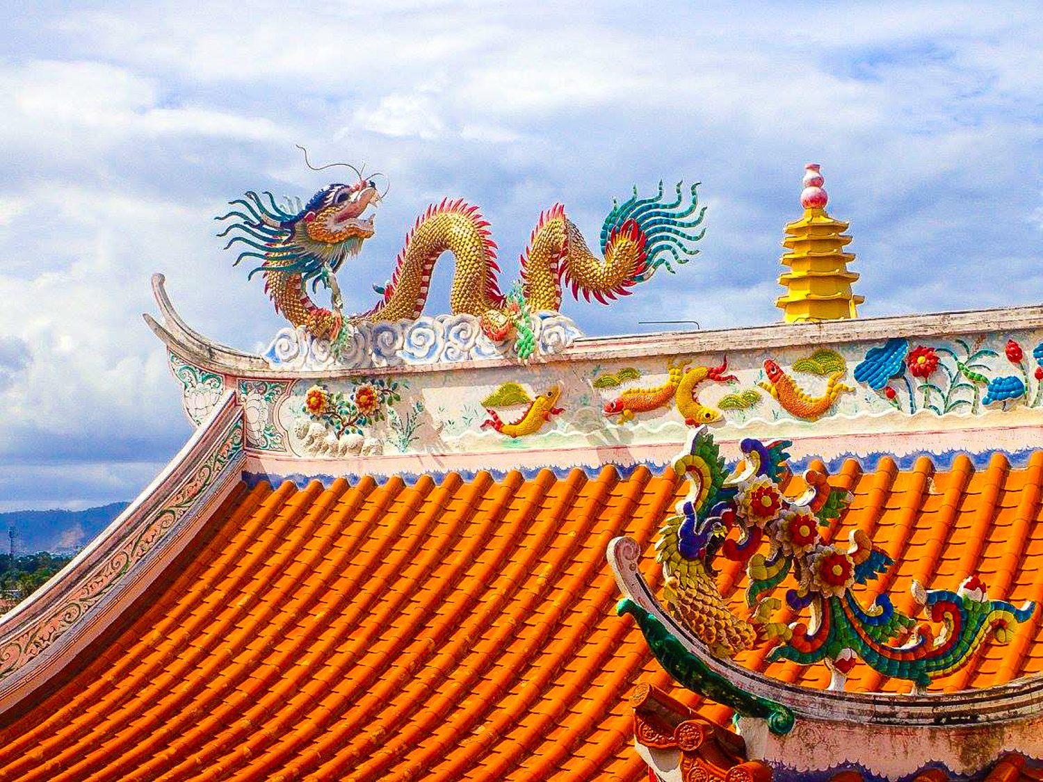 Dragon roof at Nha Ja Sa Tai Jue Shrine, Thailand.