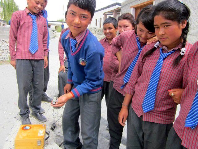 Ladakhi students using the quantum radiometer.