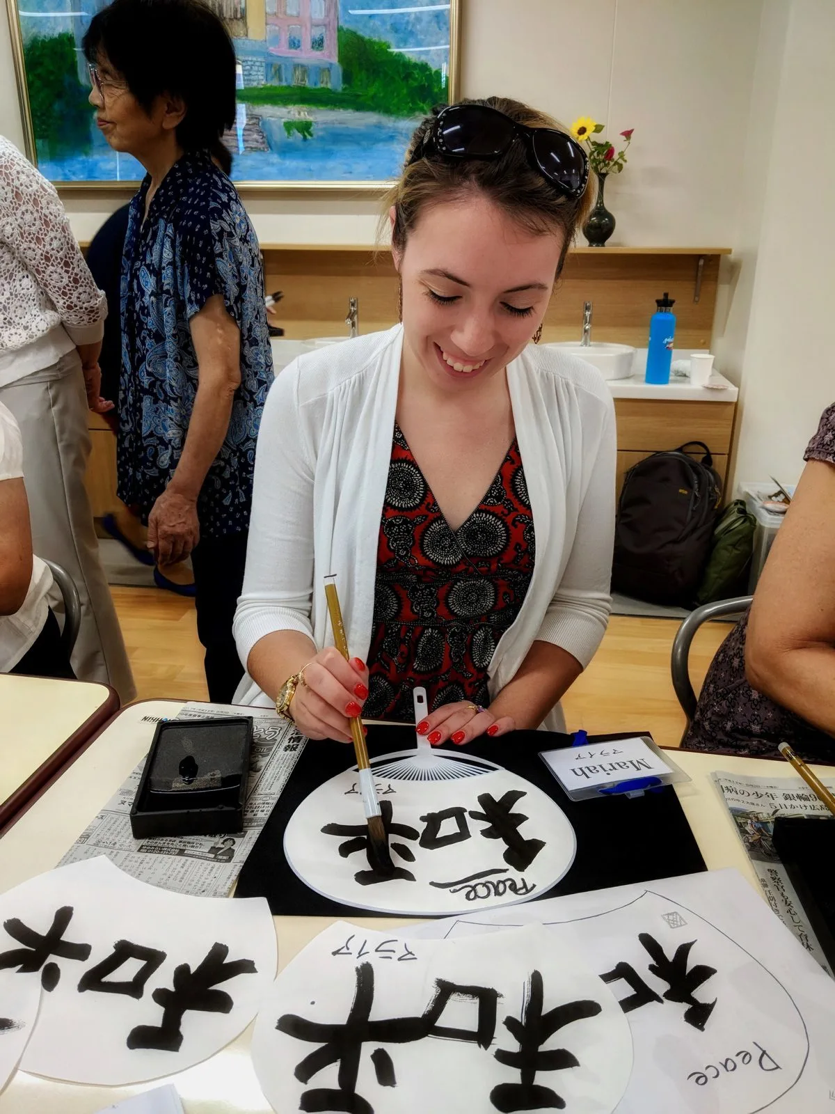 Learning Japanese calligraphy from high school students from Jogakuin High School